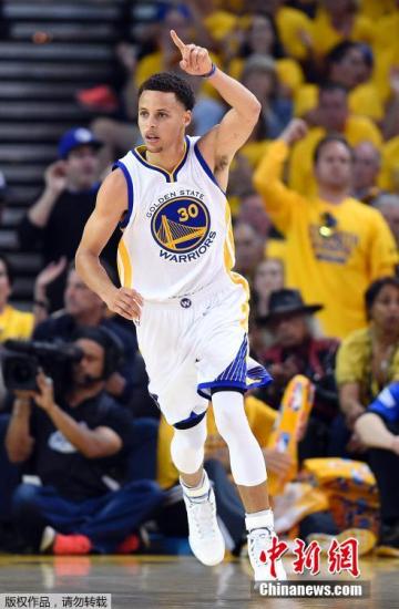 勇士主场大胜国王，库里单节二十二分引爆全场  