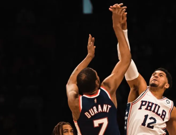  杜兰特末节爆发砍35分，篮网击败雄鹿止连败颓势  